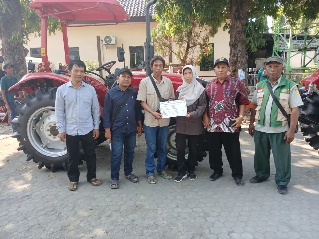 Pemkab Jombang Salurkan 12 Unit Alsintan untuk Kelompok Tani