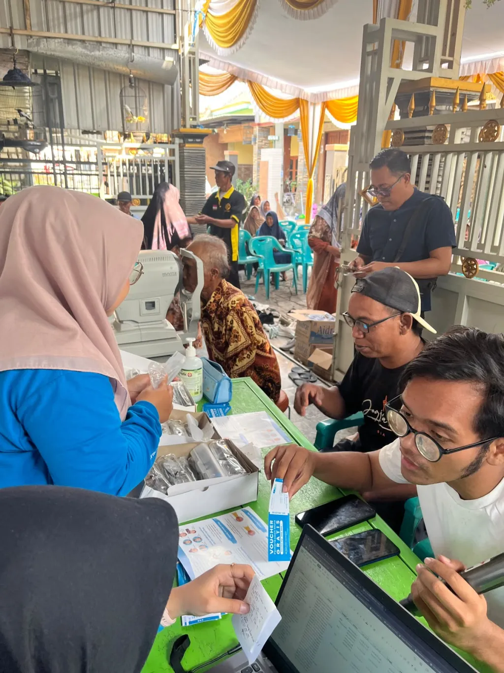 Peduli Kesehatan Mata,  Ipda Purnomo dan RS KMU Lamongan Gelar Baksos Gratis di kecamatan Glagah 