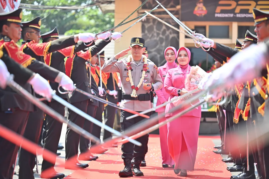 AKBP Bimantoro Kurniawan Disambut Welcome Parade, Tongkat Komando Polres Cirebon Kota Resmi Beralih