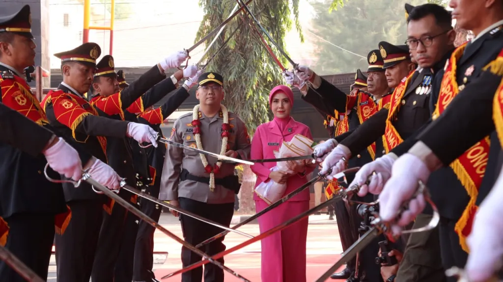 Momen Haru Pedang Pora di Polres Lamongan, AKBP Arif Berpamitan dan AKBP Adityawarman Ambil Alih Kepemimpinan