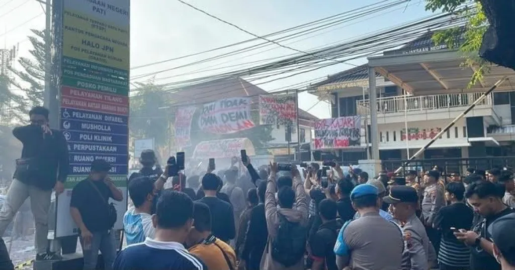 Demo Memanas di Kejari Pati, AMPB Ultimatum 5 Hari: “Tangkap AR atau Kajari yang Kami Minta Ditahan”