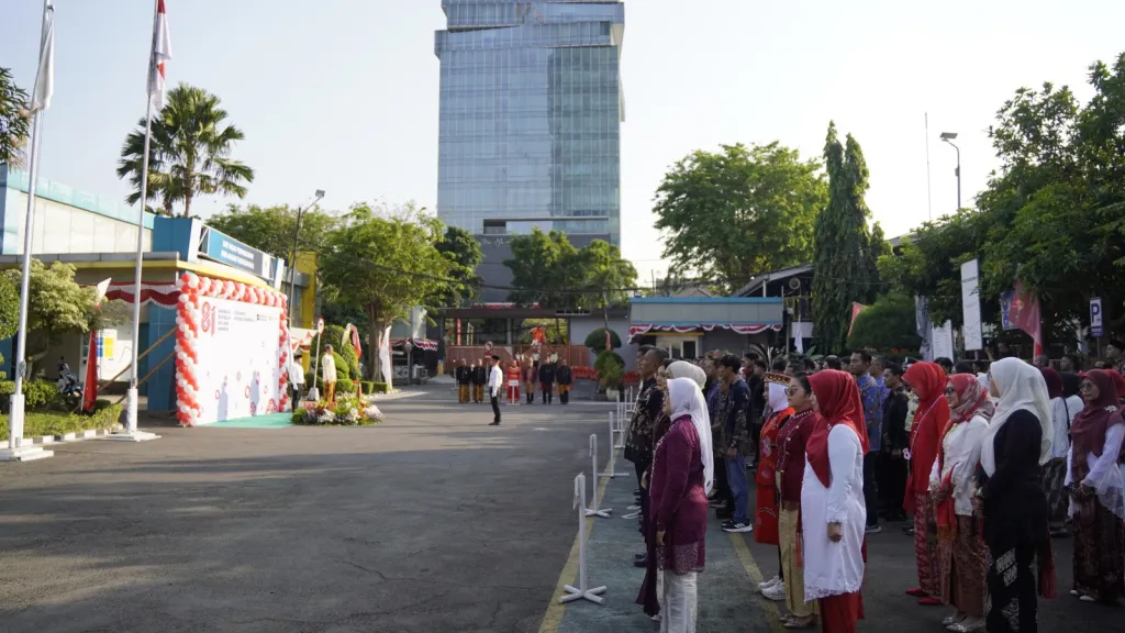 PLN Icon Plus dan PLN Komplek Ketintang Gelar Upacara HUT ke-81 RI, Teguhkan Semangat Indonesia Berdaulat