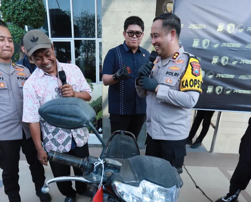 Seorang Petani Balongpanggang Senang Motornya Kembali, Hasil Ungkap Curanmor Polres Gresik