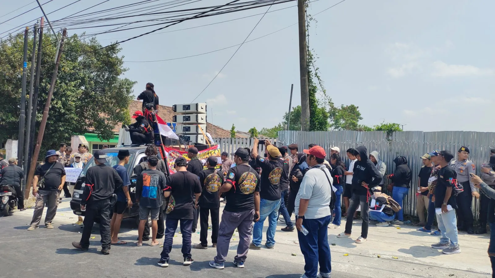 Warga dan PAGAR Jombang Demo PT JPN, Tuntut Pabrik Pengolahan Ayam Ditutup
