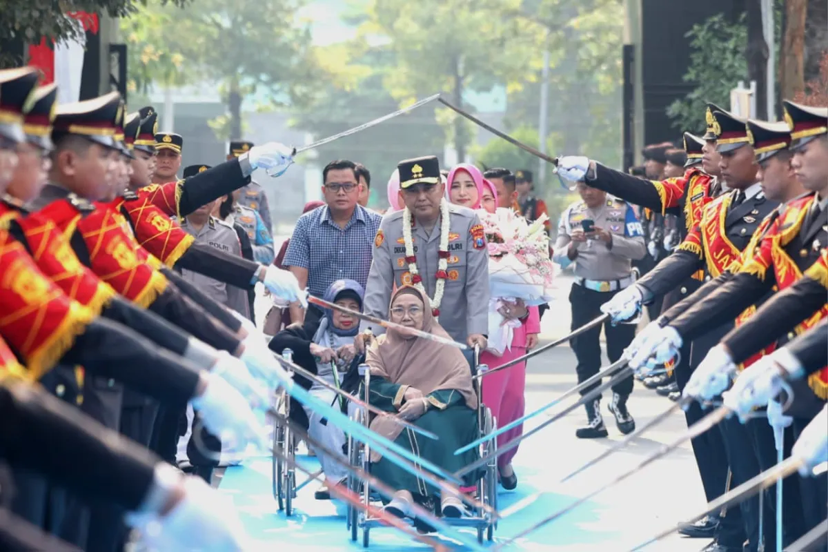 Disambut Pedang Pora dan Atraksi Budaya, Kapolda Dekananto Tegaskan Komitmen Pelayanan Humanis di Jatim