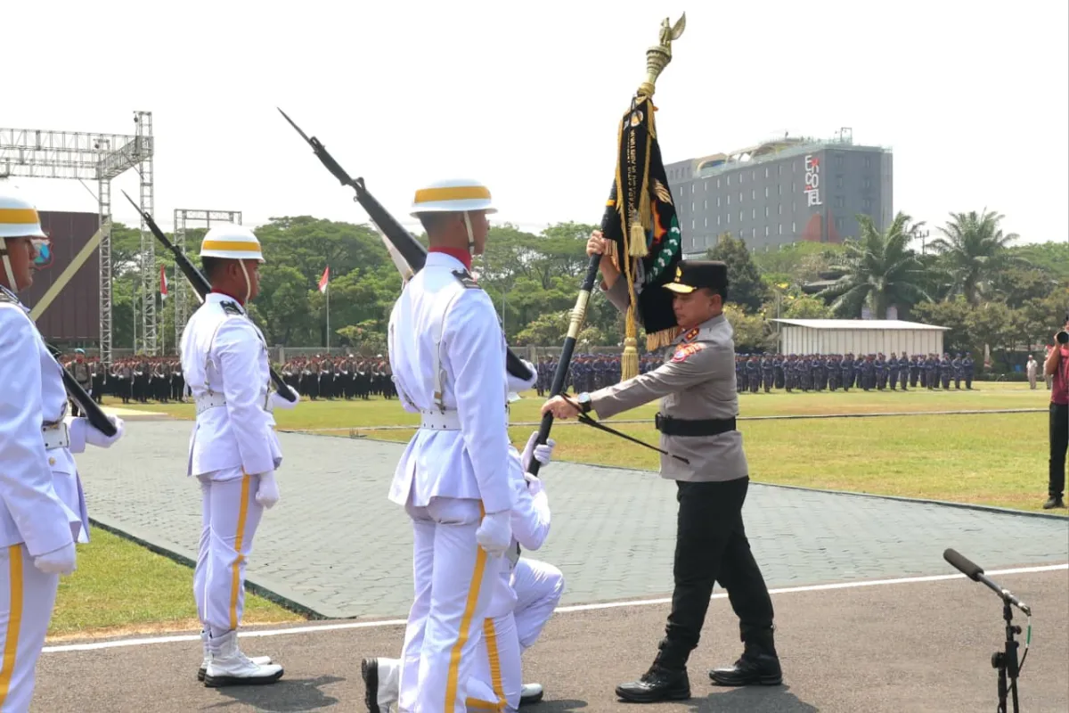 Pataka Bhayangkara Satya Abhiyukta Diserahkan kepada Irjen Pol Dekananto, Estafet Kepemimpinan Polda Jatim Berlanjut