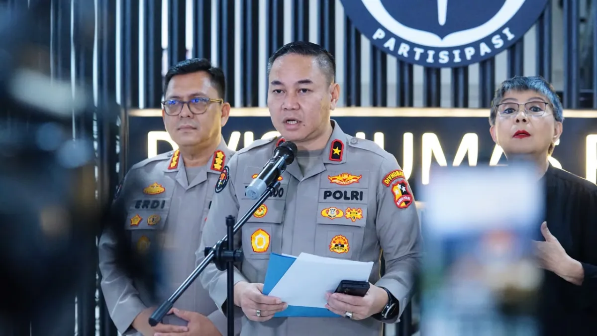 Polri Kerahkan 300 Personel Brimob, Evakuasi Ratusan Warga Terdampak Banjir di Kota Padang