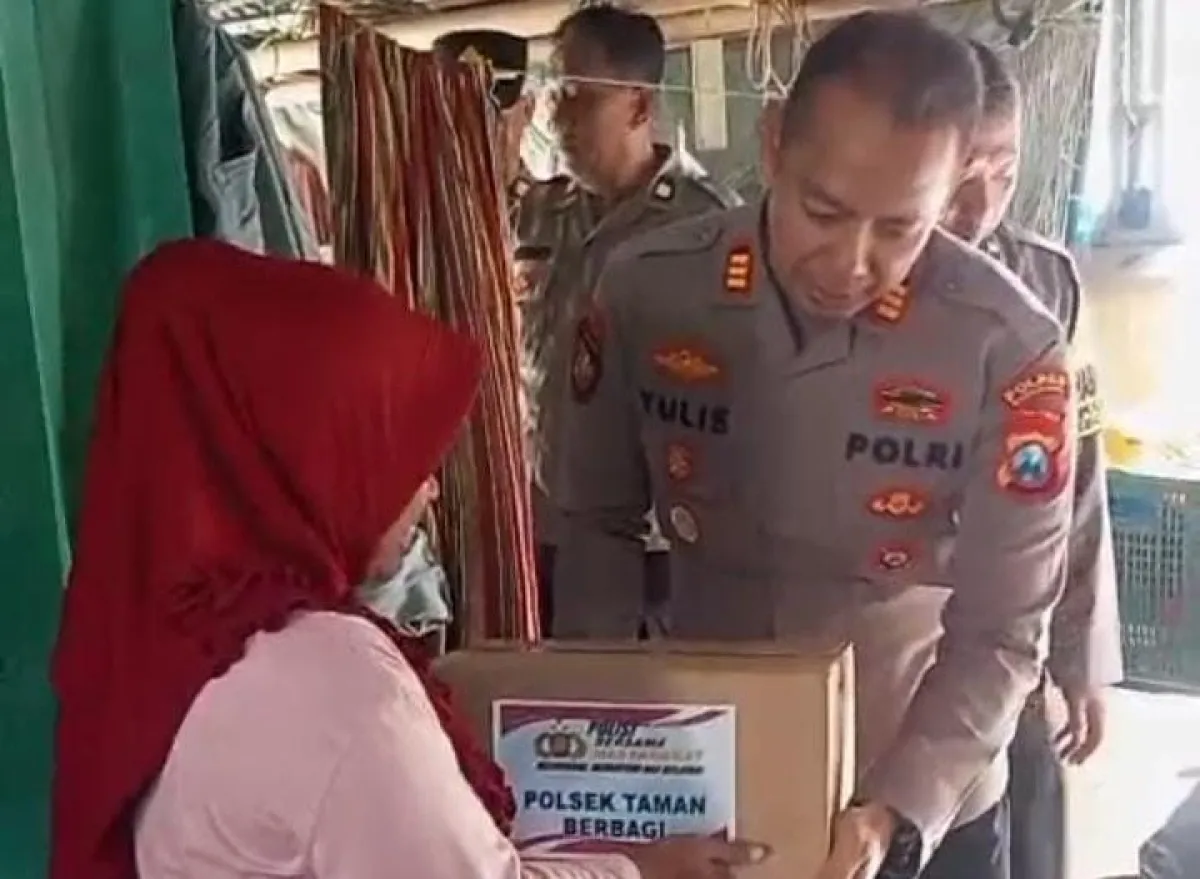 Polsek Taman Sambangi Warga Kuncen dan Bagikan Sembako, Perkuat Kedekatan Polisi dengan Masyarakat