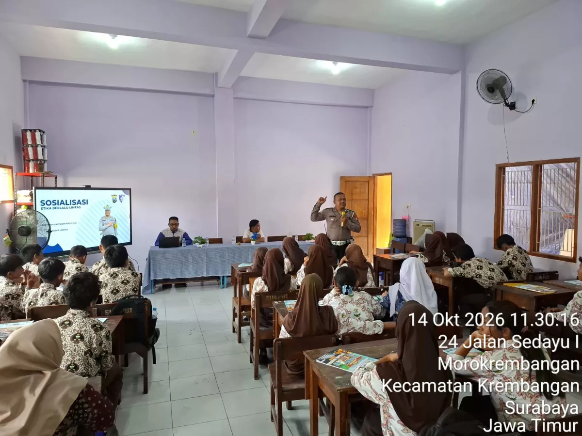Polres Tanjung Perak Edukasi Siswa SMP Bhayangkari 6 Surabaya tentang Keselamatan Berlalu Lintas