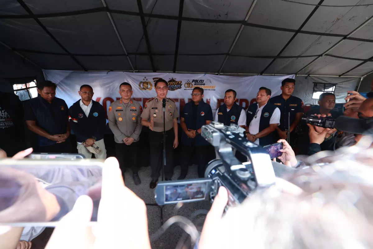 Polda Jatim Bersama Tim Gabungan Lakukan Penindakan dan Penegakan Hukum Narkoba di Jalan Kunti Surabaya