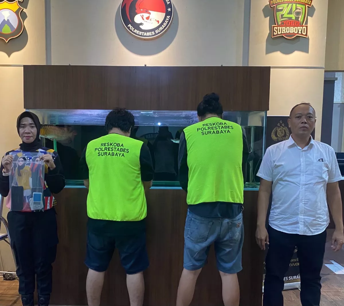 Polrestabes Surabaya Amankan Dua Terduga Pengedar Sabu di Peneleh, Lima Poket Barang Bukti Disita