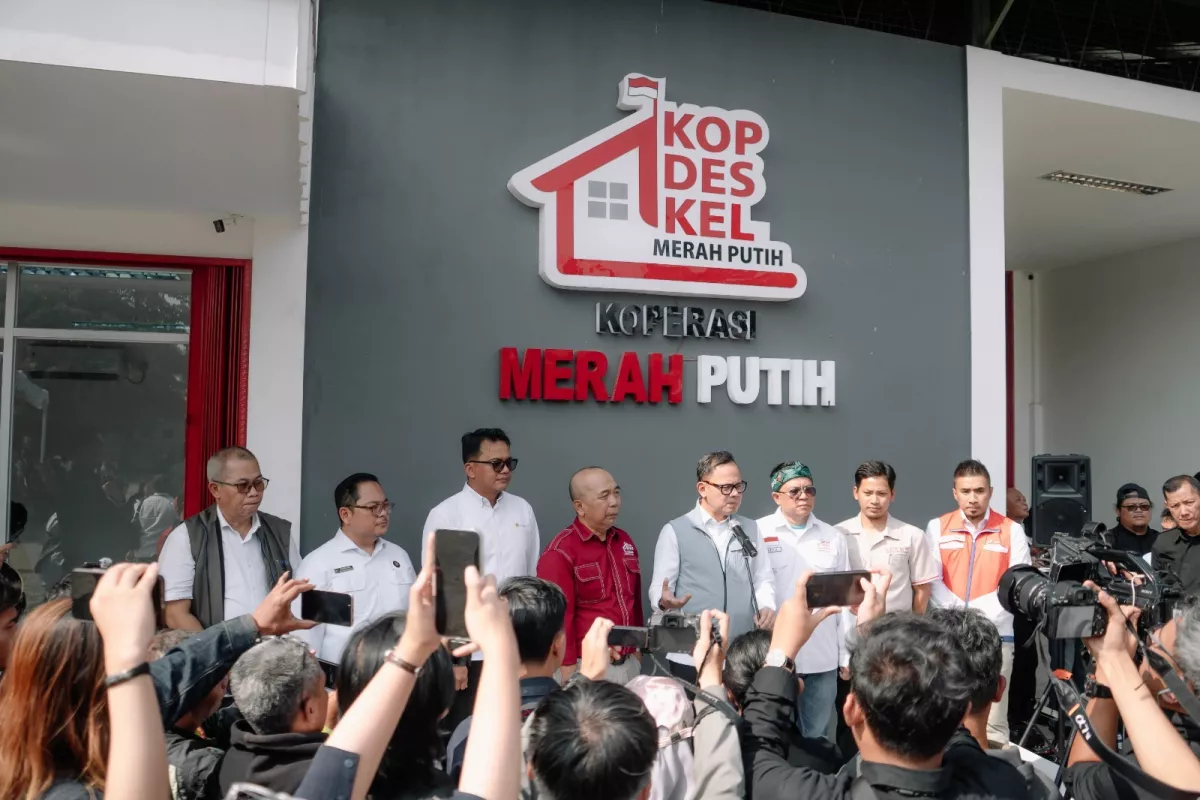 Semangat Hari Sumpah Pemuda, Dekatkan Layanan ke Desa, PLN dan Wamendagri Dorong Transaksi Listrik Mudah Lewat KDKMP