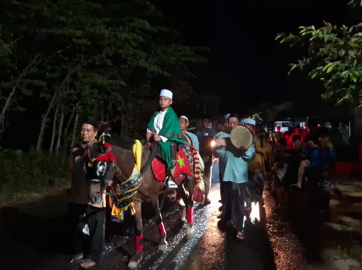 Naik Kuda Hias Diiringi Rebana, Khitanan Nizam Jadi Momen Istimewa Keluarga