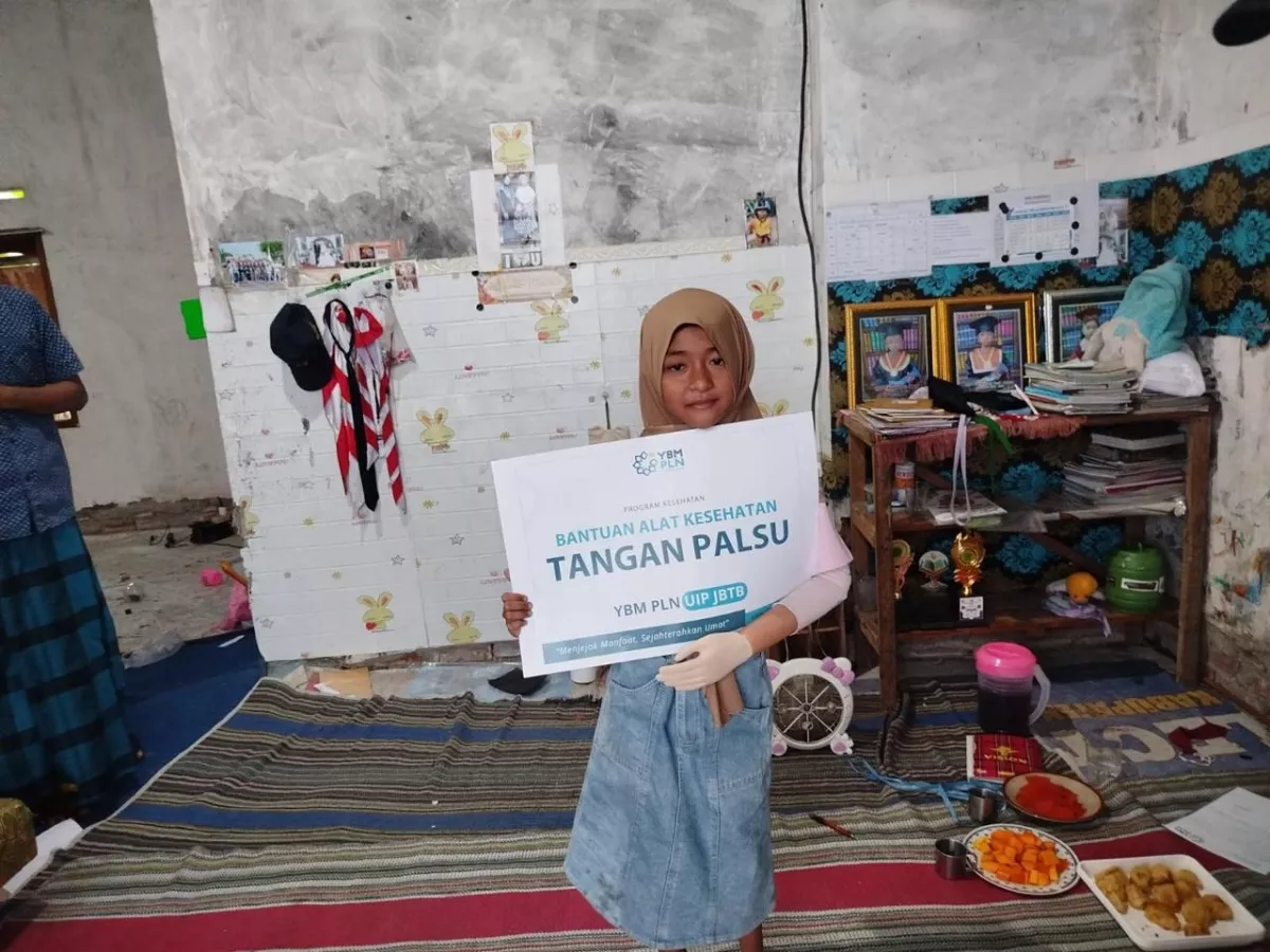 YBM PLN UIP JBTB Salurkan Bantuan Tangan Palsu untuk Tumbuhkan Harapan Risma