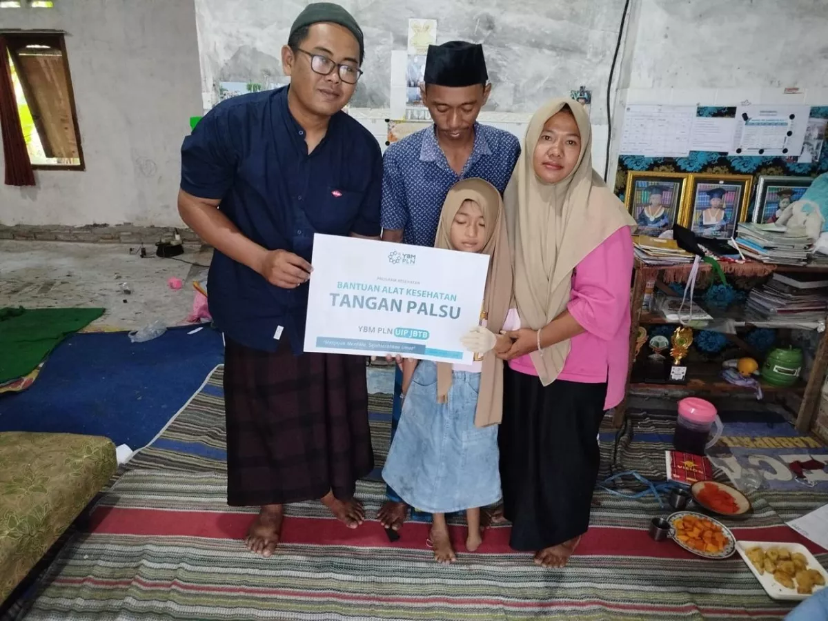 YBM PLN UIP JBTB Salurkan Bantuan Tangan Palsu untuk Tumbuhkan Harapan Risma