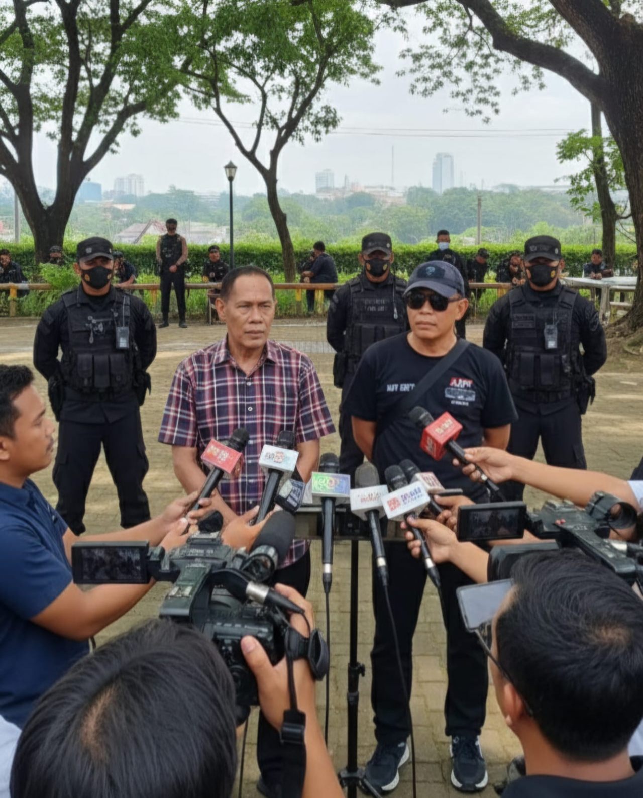 Ketua Laskar Jamiyah Lowo Ijo didampingi Kabid Satgas & Kam, saat menggambarkan memberikan paparan ke awak media. (Editor foto:@dex/18/1)/