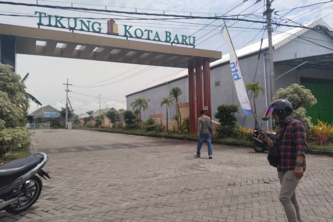 Puluhan Warga Tak Dikenal Mendatangi Kantor Pemasaran Perumahan Tikung Kota Baru (TKB)