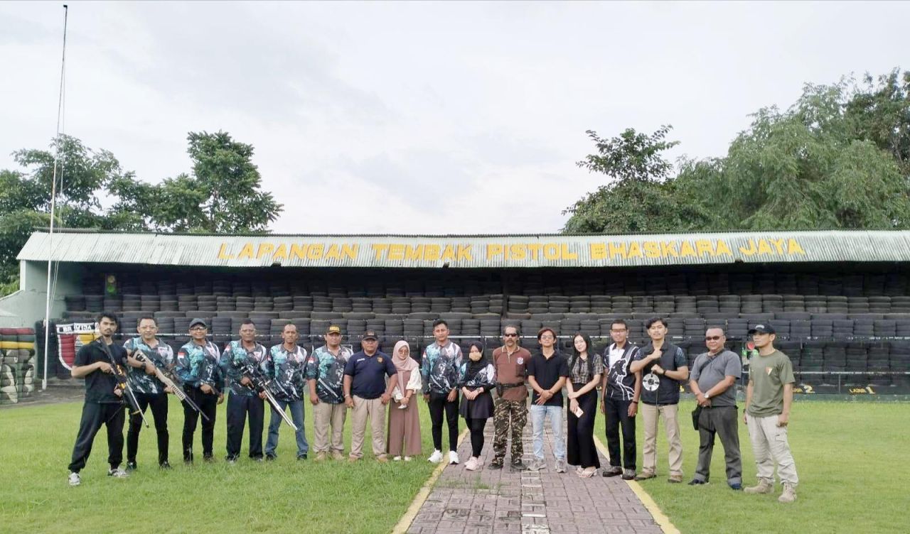 Foto bersama keluarga besar anggota Jalasena Shooting Club (JSC) ikuti latihan rutin, di lapangan tembak Jalasena Jl. Ahmad Yani No.1, Korem 084/Bhaskara Jaya Surabaya. (Foto: istimewa/dex)