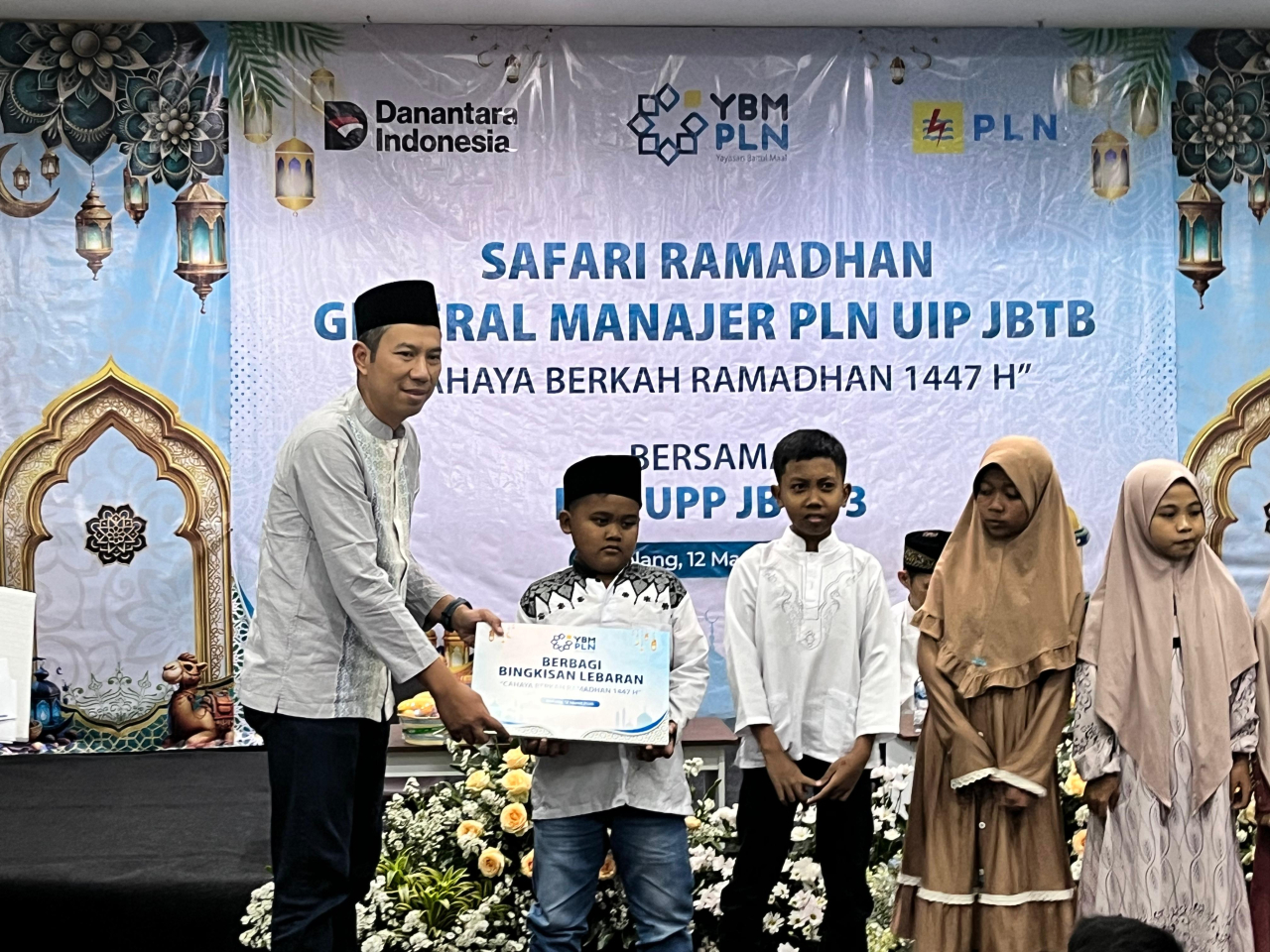 Foto: General Manager PLN UIP JBTB, Hendro Prasetyawan, saat memberikan santunan kepada anak anak yatim. (Dok/red)