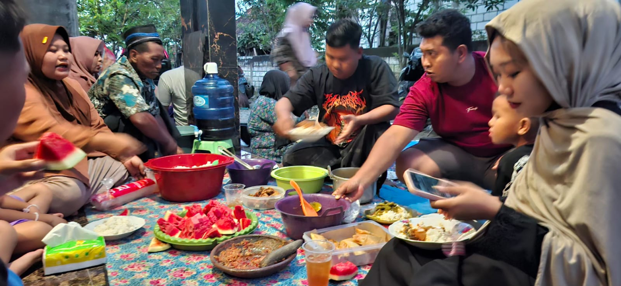 Foto: Keluarga Besar Bani Kasmun sedang berbuka bersama di halaman teras rumah saudari ke empat Ibu Nuryanti .