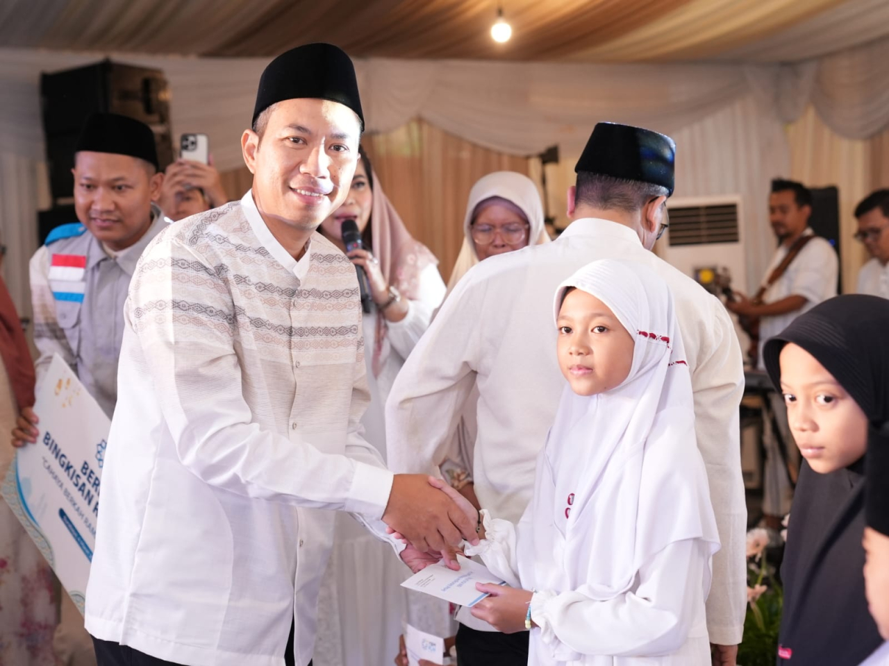 General Manager PLN Unit Induk Pembangunan Jawa Bagian Timur & Bali, Hendro Prasetyawan saat memberikan santunan kepada anak anak yatim. (Foto:dex,04/3)