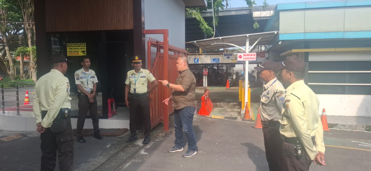 Foto: Kunjungan monitoring petugas piket TA Abraham Alexander Bulo di Pos Utama sekaligus memberikan pengarahan