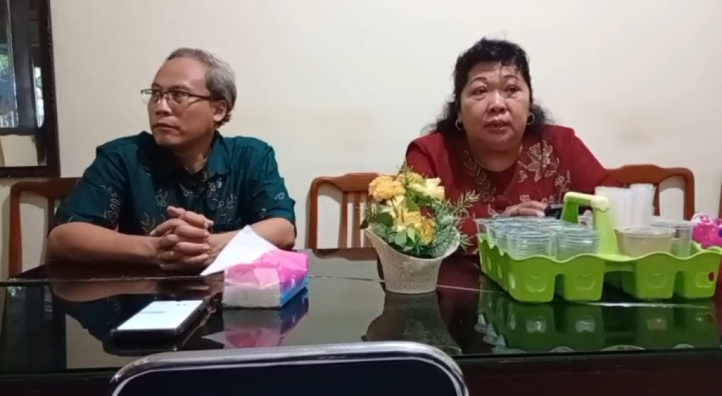 Foto: Kiri, Pengacara Bonifacius Marcellino Daely,SH bersama Pengacara Achnis Marta,SH saat memberikan tanggapan putusan