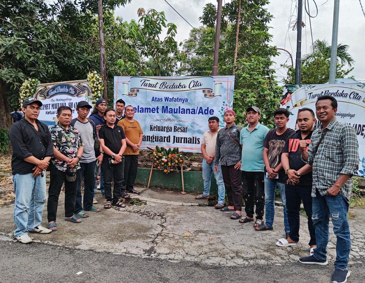 Foto: Anggota Komunitas Vangurd Jurnalis Surabaya Takziah dirumah duka alm Slamet Maulana ( Ade)