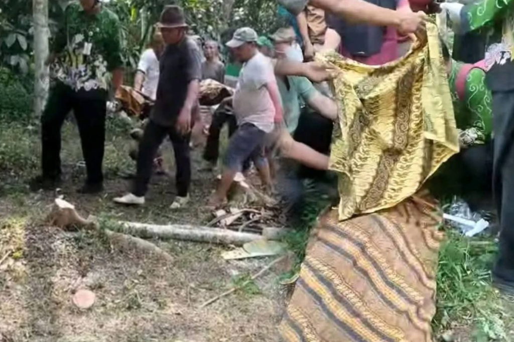 Foto: Terlihat warga mengevakuasi salah satu korban carok di tempat kejadian perkara (TKP)