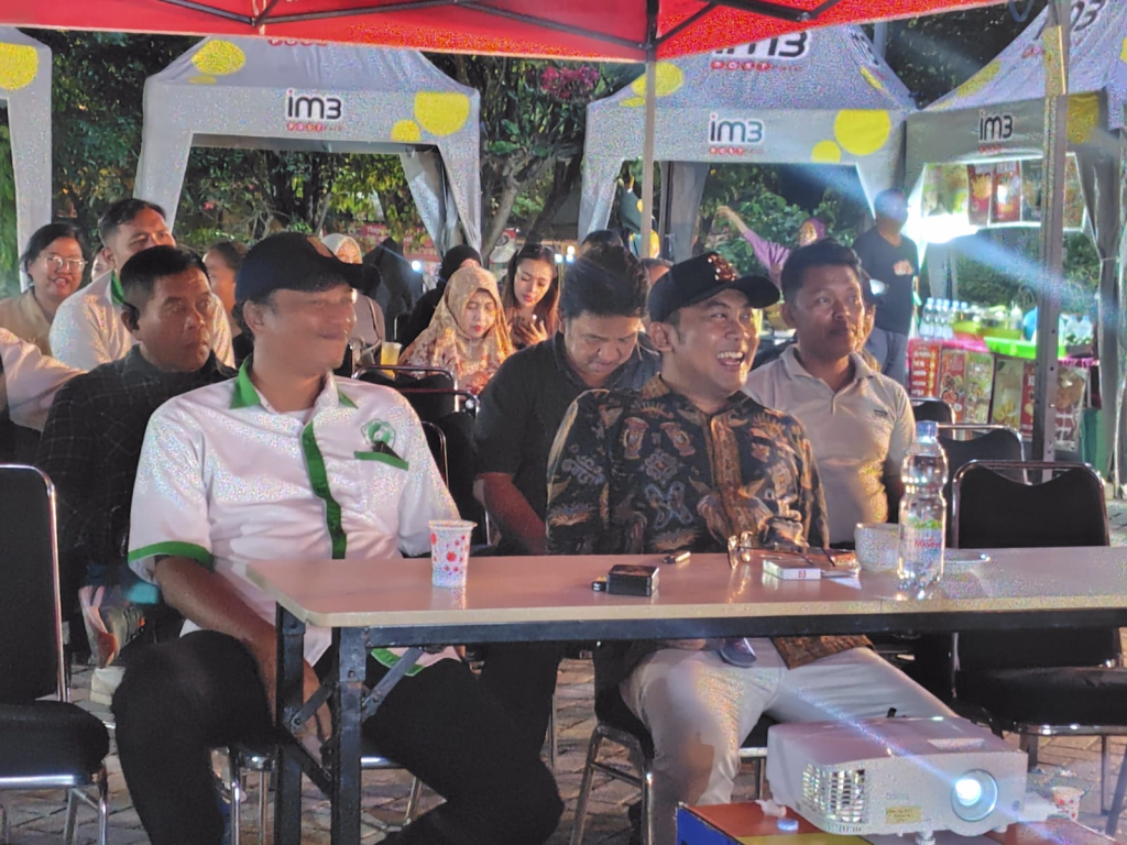 Ketua Aliansi Wartawan Surabaya (AWS) Kiki Kurniawan bersama Ketua Komisi B DPRD Kota Surabaya (Bidkom&Keu) H.Mohammad Faridz Afif, S.IP., M.AP.. dan Pembina AWS Nurdin Longgari sedang memberikan sambutan. (foto:@dex/Aws/17/5)
