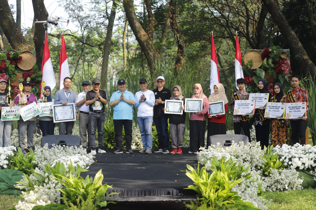 Wujudkan Jombang Hijau Berkelanjutan, Bupati Warsubi Beri Apresiasi Kader Lingkungan hingga Hadiah Umrah di JEC 2026