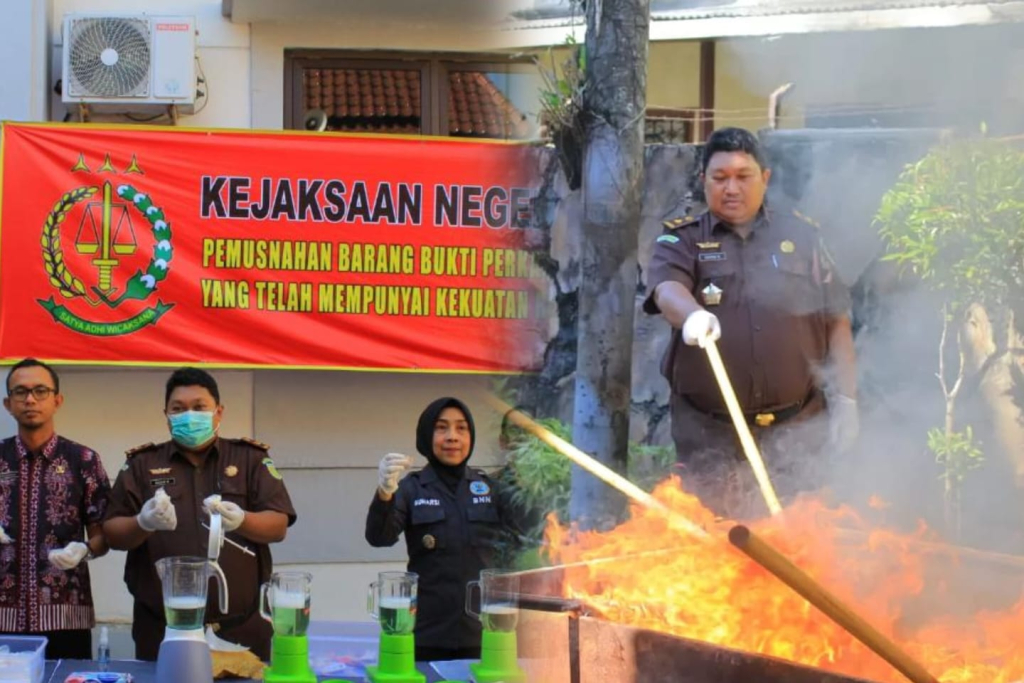 Tekan Peredaran Narkoba, Kejari Lamongan Musnahkan Ribuan Obat Terlarang dan Senjata Tajam