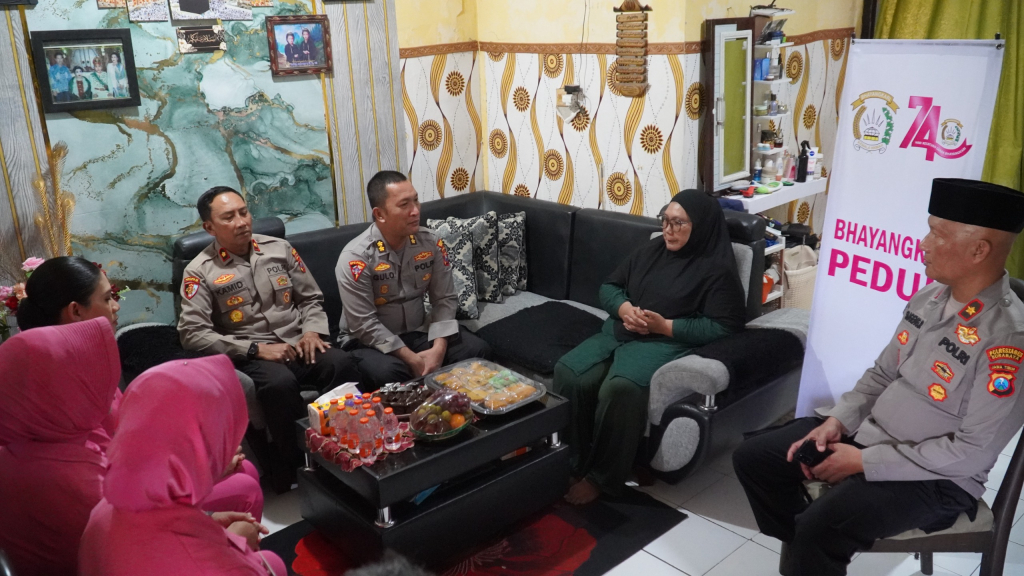 Anjangsana Hari Bhayangkara ke-80 | Polrestabes Surabaya Sambangi Purnawirawan, Warakawuri dan Anggota yang Sakit