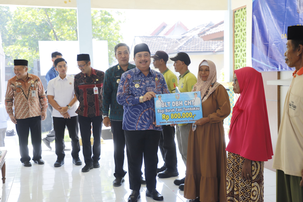 Bupati Warsubi Salurkan BLT DBHCHT 2026 untuk 11.720 Buruh Tani dan Buruh Pabrik Rokok di Jombang