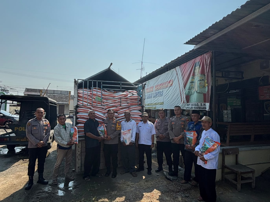 Polres Jombang Serahkan Bantuan Benih Jagung dari Kementerian Pertanian kepada Kelompok Tani di Kecamatan Mojowarno