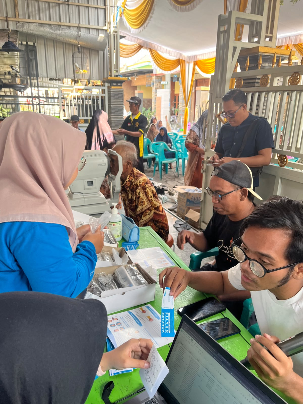 Peduli Kesehatan Mata,  Ipda Purnomo dan RS KMU Lamongan Gelar Baksos Gratis di kecamatan Glagah 