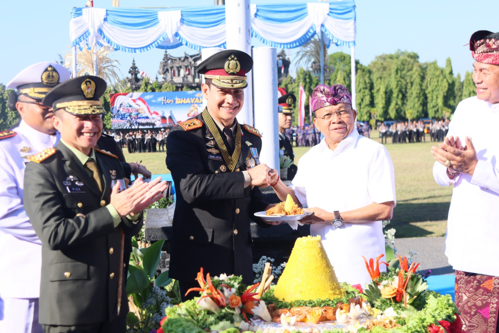Kapolda Bali Pimpin Upacara Hari Bhayangkara Ke-80
