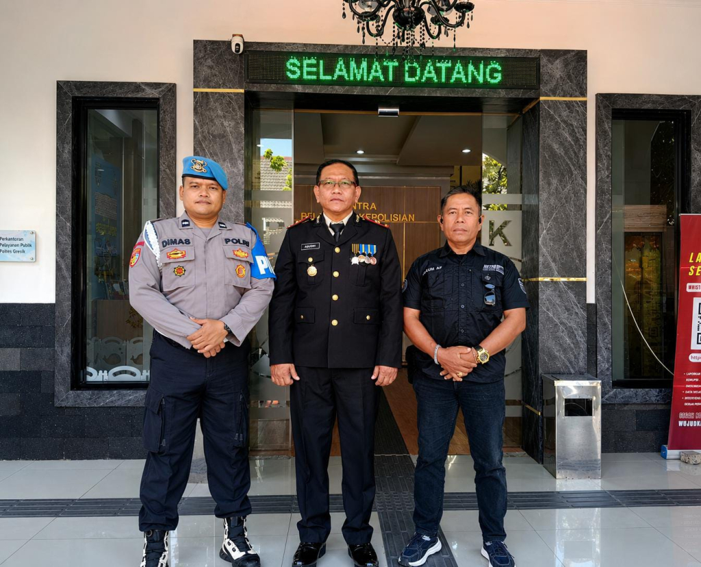 Foto: Pimpinan redaksi Media Metrosurya bersama Pimpinan Jajaran Polda Jatim. di depan Loby Kantor SPKT saat memberikan ucapan selamat HUT Bhayangakara Ke-80