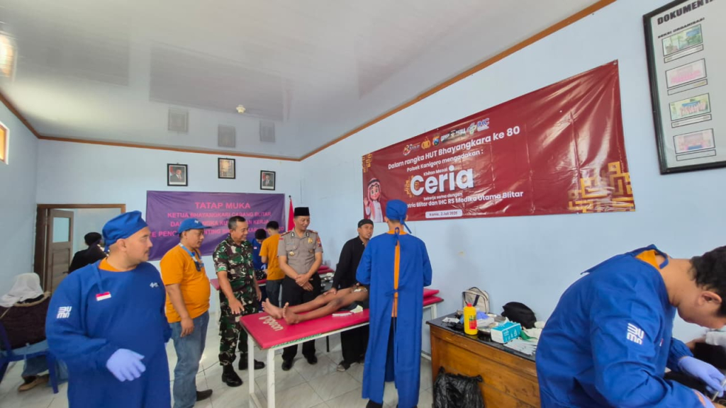Peringati Hari Bhayangkara ke - 80 Polres Blitar Gelar Khitanan Massal Gratis di Kanigoro