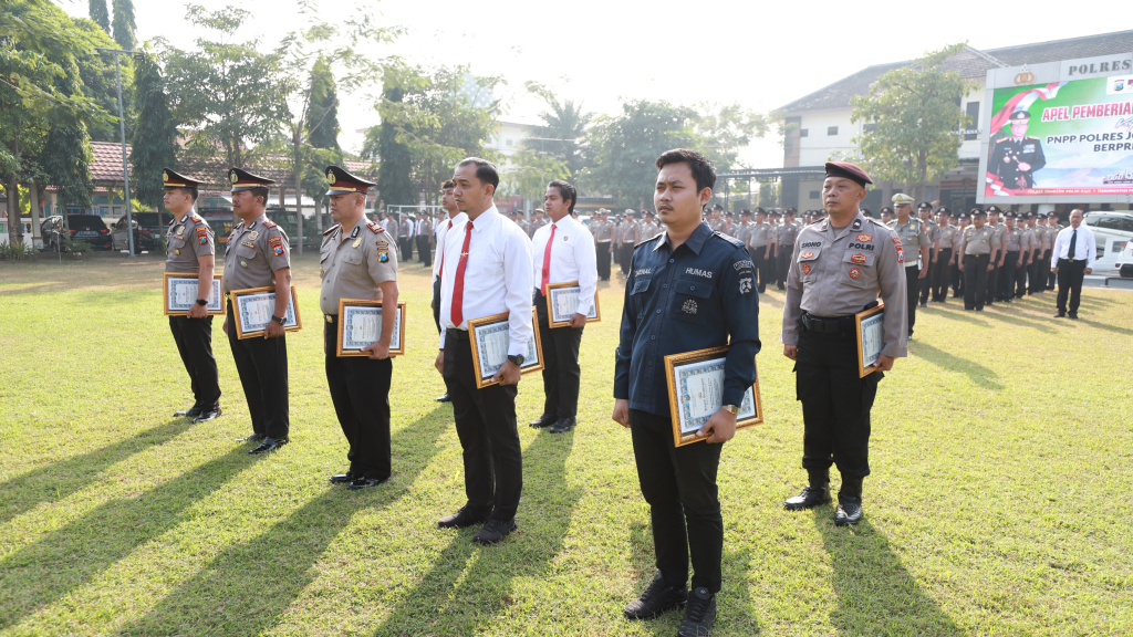 Kapolres Jombang Berikan Penghargaan kepada Personel Berprestasi, Tegaskan Komitmen Zero Miras dan Kesiapan Pengamanan M