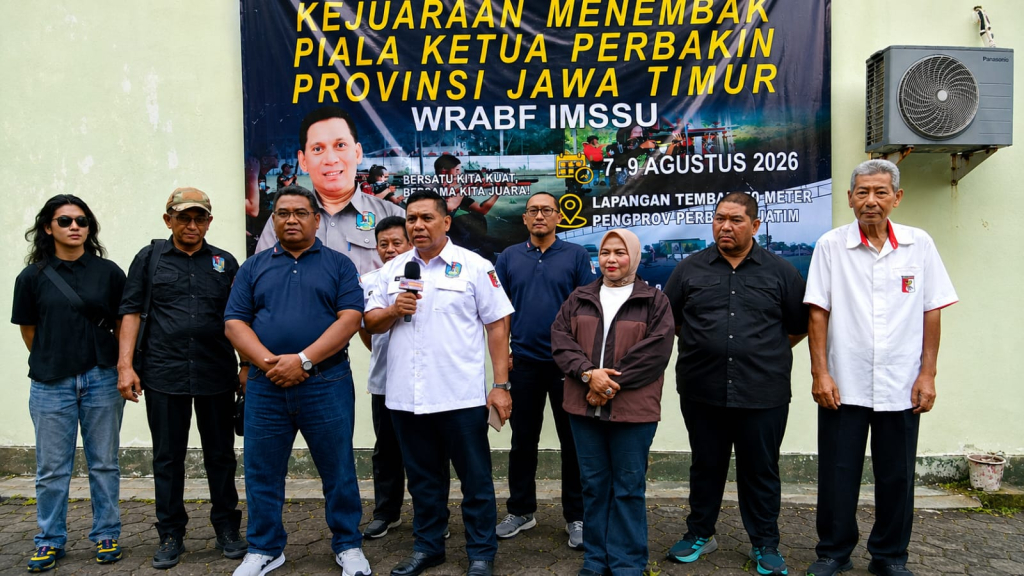 Foto: Ketua PERBAKIN Jatim Mayjen TNI (Purn) Wibisono Puspitohadi dan Ketua Panitia Agung Silo Widodo Basuki, S.H., M.H. bersama jajaran pengurus, saat acara pembukaan kejuaraan menembak. (@dex/8-8)