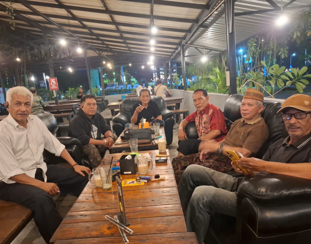 Sudarsono Rahman, Ketua PW IPNU Jawa Timur periode 1988–1992 sekaligus Wakil Ketua Umum DPP Barikade Gus Dur (kanan) bersama jajaran alumni pengurus Banser dan NU. (Foto istimewa/@dex)