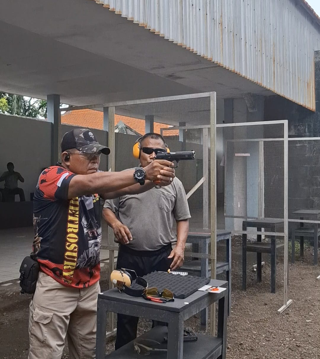 Latihan Tembak Sasaran (TS) menggunakan senjata api Sig Sauer kaliber 9 mm di Lapangan Tembak Perbakin Jatim, Kodam V Brawijaya. (Foto: Istimewa/@dex/8)