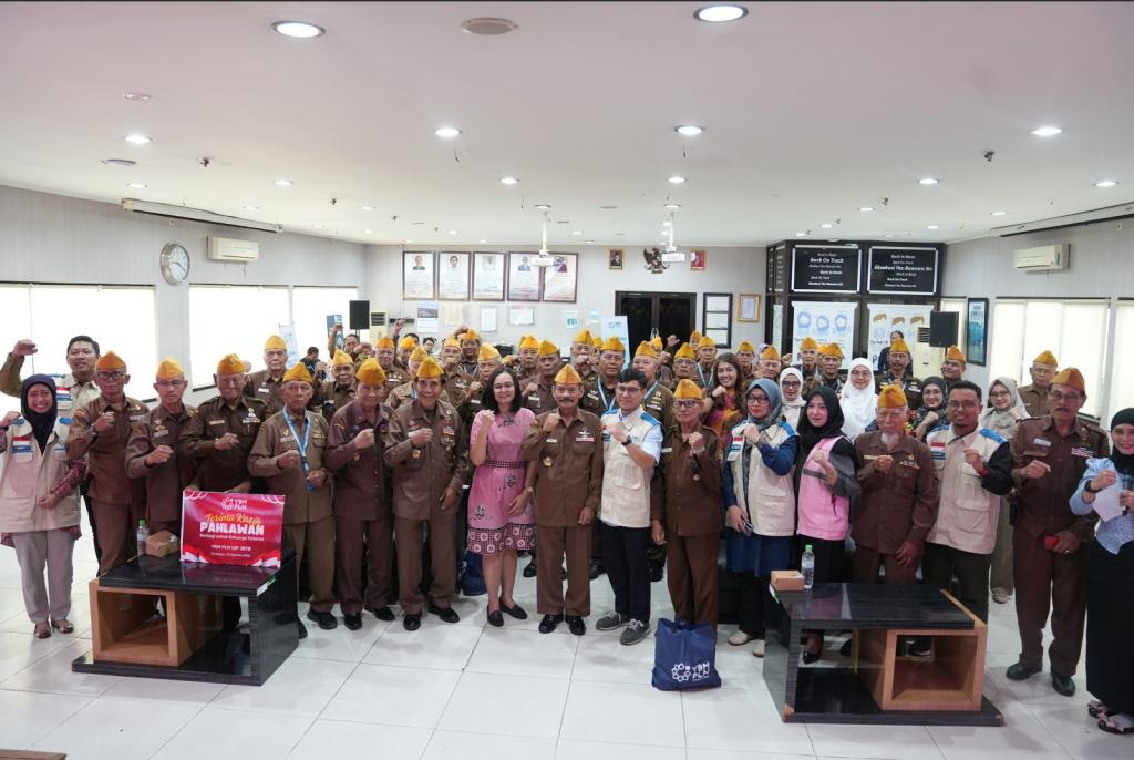 Para veteran bersama YBM PLN UIP JBTB, Srikandi, dan PIKK berfoto bersama usai rangkaian kegiatan &ldquo;Terima Kasih Pahlawan, Berbagi untuk Keluarga Veteran&rdquo;. Kebersamaan tersebut menjadi simbol sinergi lintas generasi dalam menjaga semangat perjuangan, kepedulian, dan penghormatan kepada para veteran.