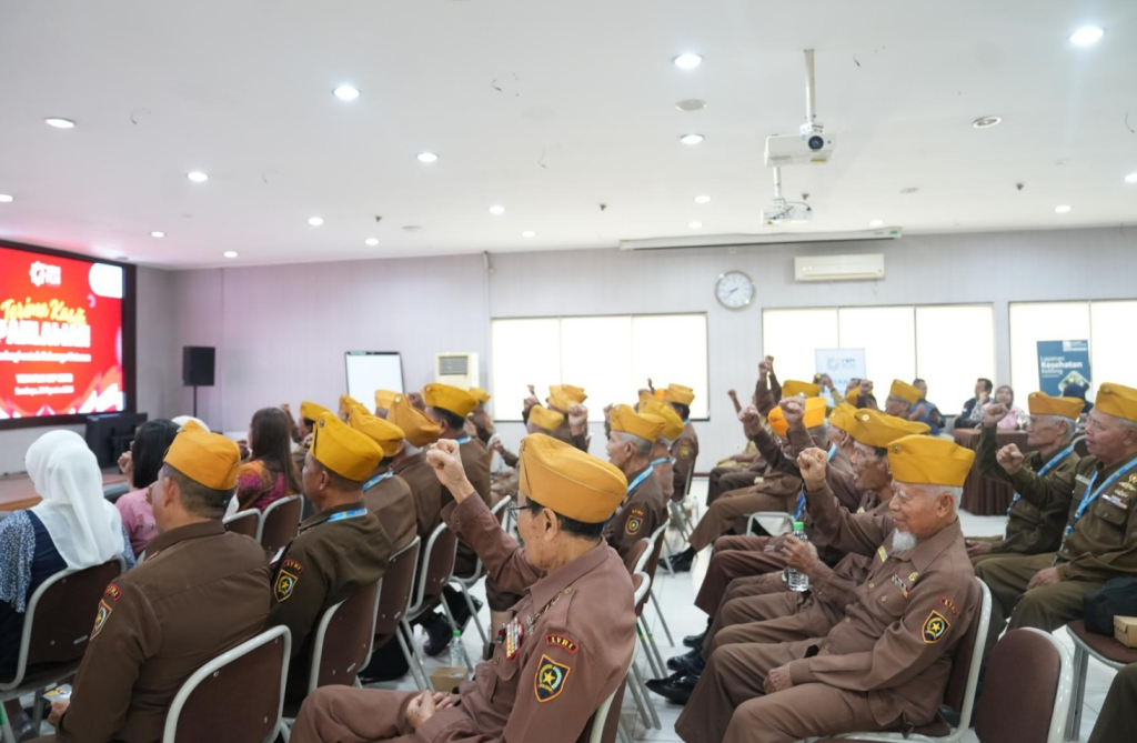 Semangat dan jiwa juang para veteran masih terlihat gagah saat mengikuti rangkaian kegiatan &ldquo;Terima Kasih Pahlawan, Berbagi untuk Keluarga Veteran&rdquo; yang digelar YBM PLN UIP JBTB. Kehadiran para veteran menjadi pengingat akan nilai perjuangan dan pengabdian yang terus diwariskan kepada generasi penerus.