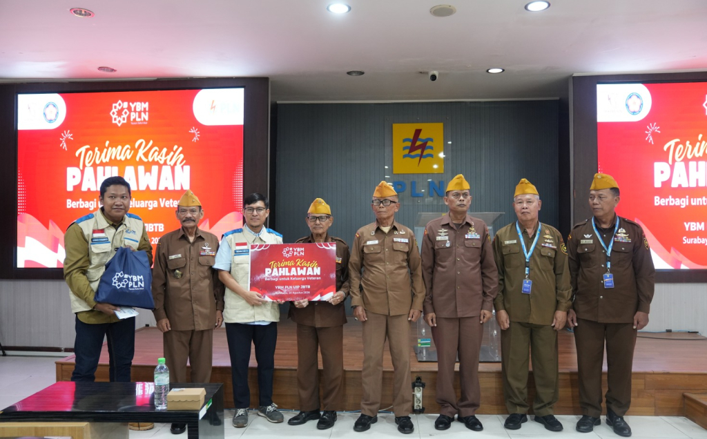 Ketua YBM PLN UIP JBTB, Gesmulyadi Qodri, menyerahkan apresiasi secara simbolis kepada perwakilan veteran sebagai bentuk rasa terima kasih dan penghormatan yang mendalam atas perjuangan para veteran dalam memperjuangkan kemerdekaan Indonesia.