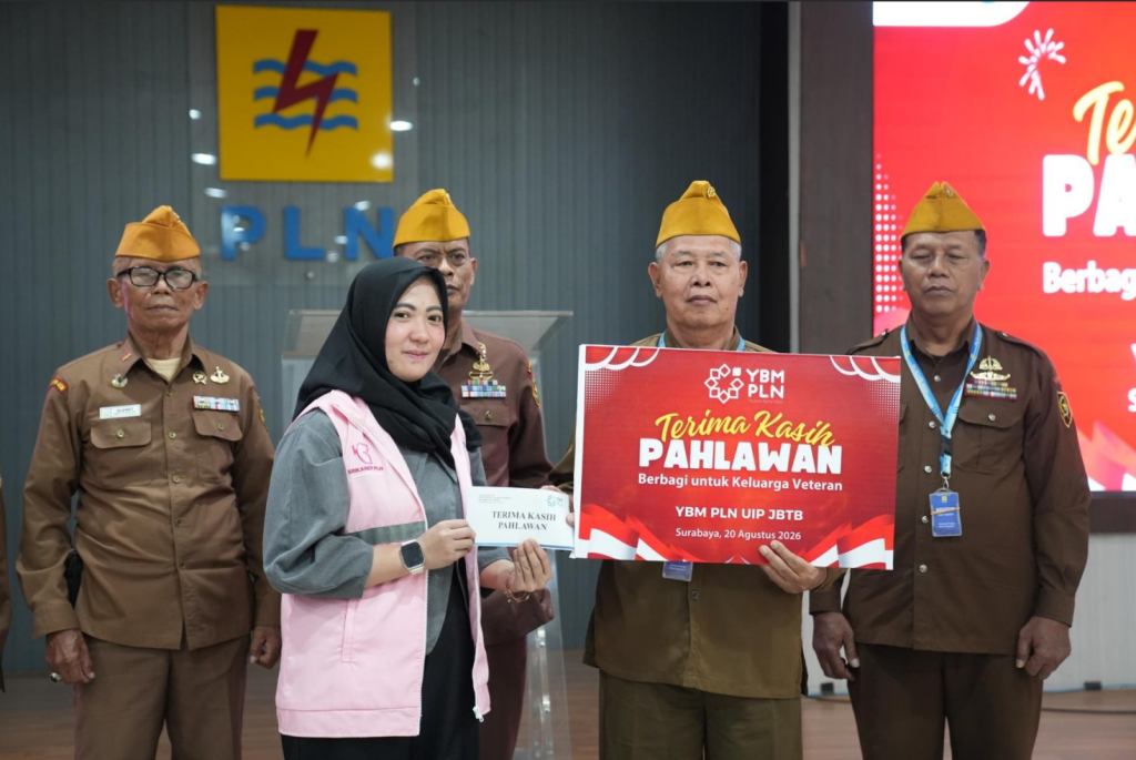 Srikandi Champion PLN UIP JBTB, Ari Agustin, menyerahkan apresiasi secara simbolis kepada perwakilan veteran dalam kegiatan &ldquo;Terima Kasih Pahlawan, Berbagi untuk Keluarga Veteran&rdquo;. Penyerahan tersebut menjadi wujud kepedulian dan penghormatan kepada para veteran atas jasa dan pengabdian mereka bagi bangsa