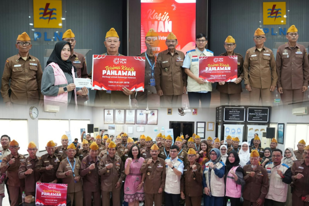 Ketua YBM PLN UIP JBTB, Gesmulyadi Qodri dan Srikandi Champion PLN UIP JBTB, Ari Agustin, menyerahkan apresiasi secara simbolis kepada perwakilan veteran dalam kegiatan “Terima Kasih Pahlawan" (@foto)