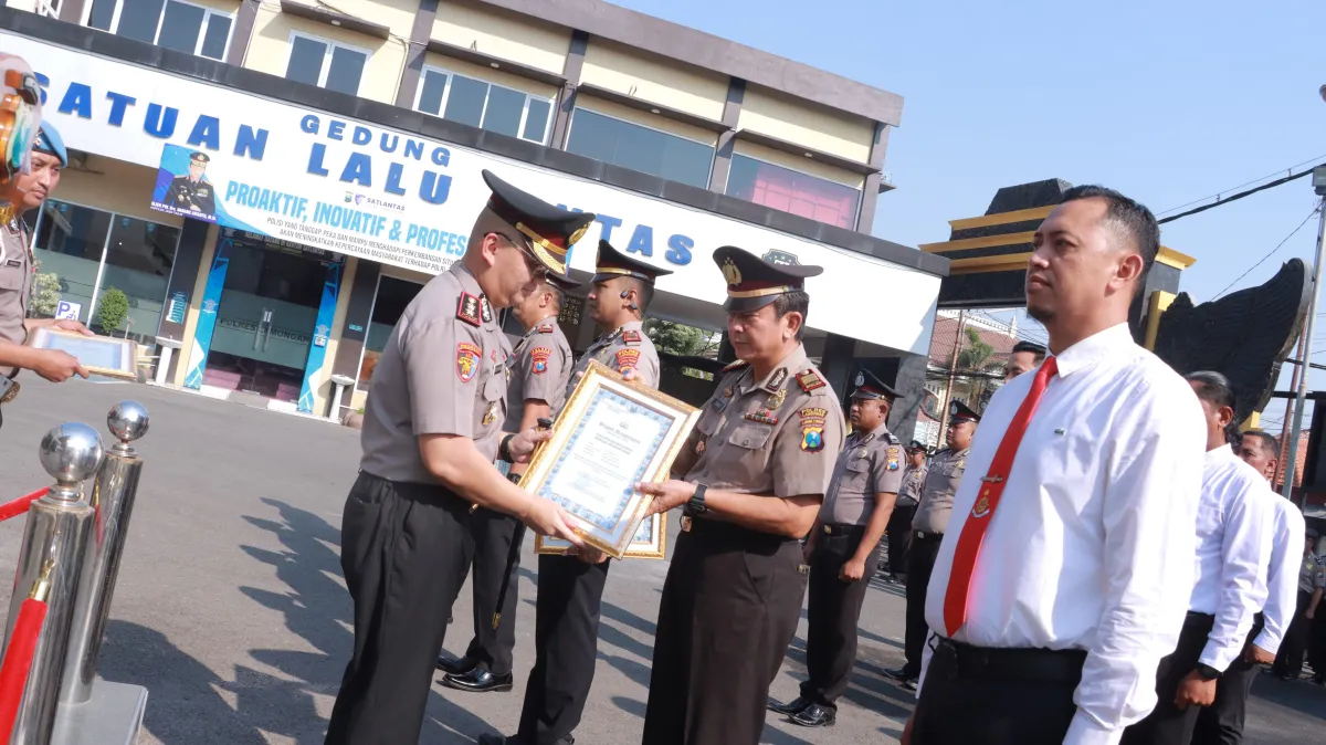 29 Personel Dan 3 Polsek Terima Penghargaan Kapolres Lamongan Atas Prestasi Dan Dedikasi