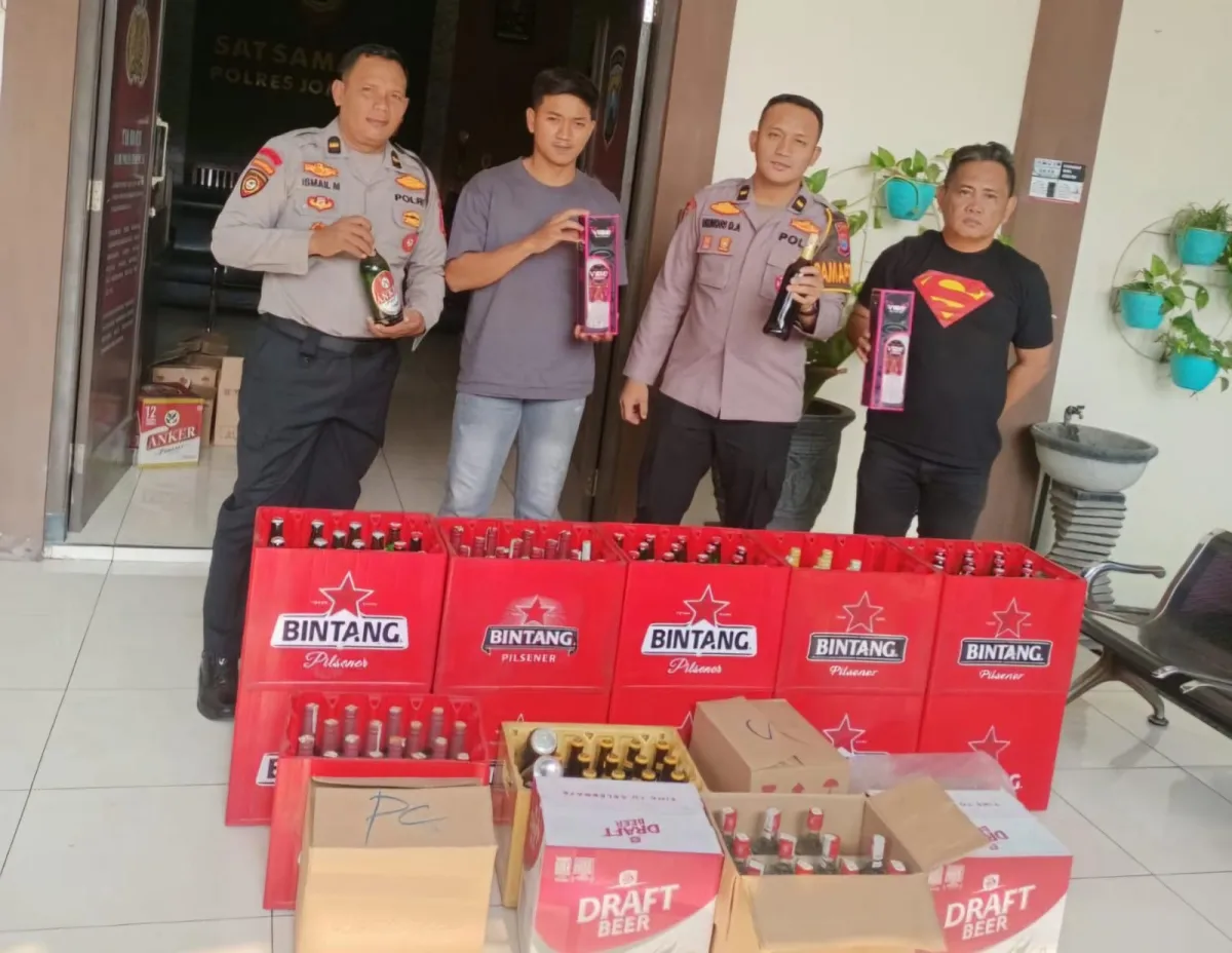 Polisi Respon Cepat Tindak Lanjuti Laporan Warga, Sita Ratusan Botol Miras di Wonosalam